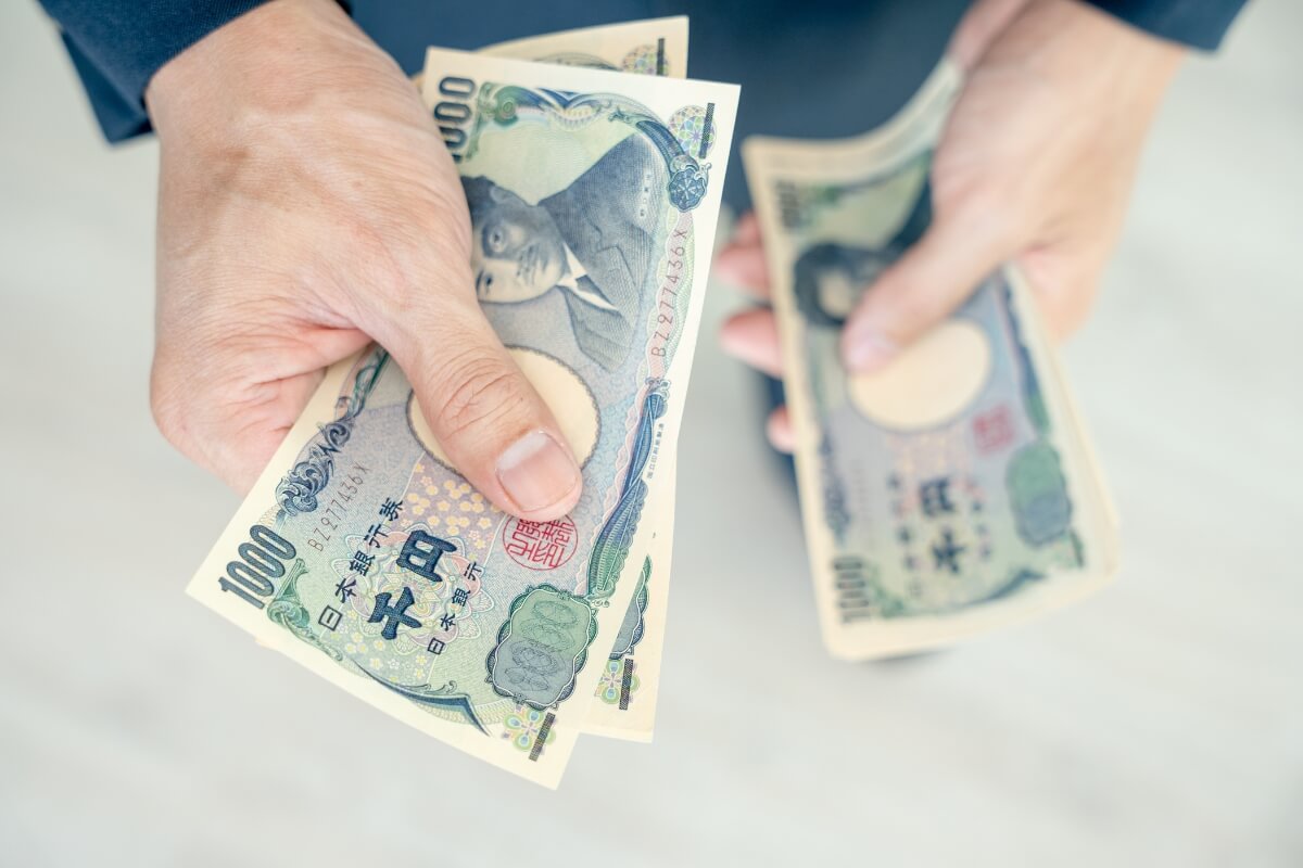 hands holding japanese yen